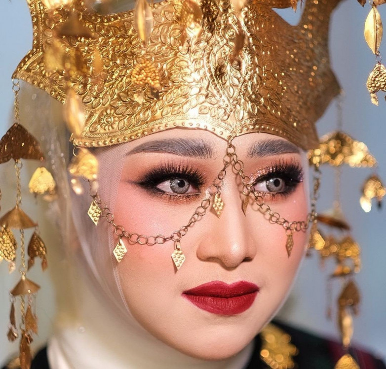 Tips Makeup Pengantin Bold untuk Wajah yang Lebih Tegas Tips Makeup Pengantin Bold untuk Wajah yang Lebih Tegas