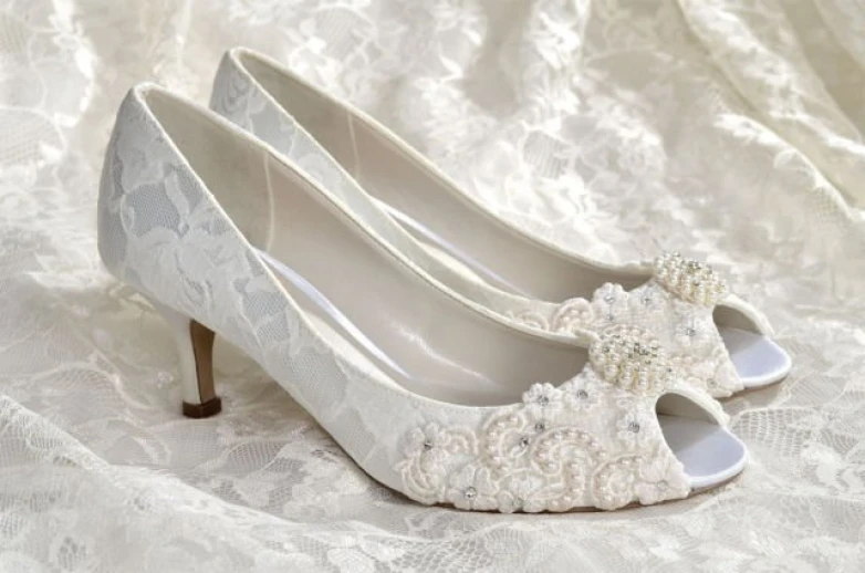 Sepatu Pernikahan Bertema Putih