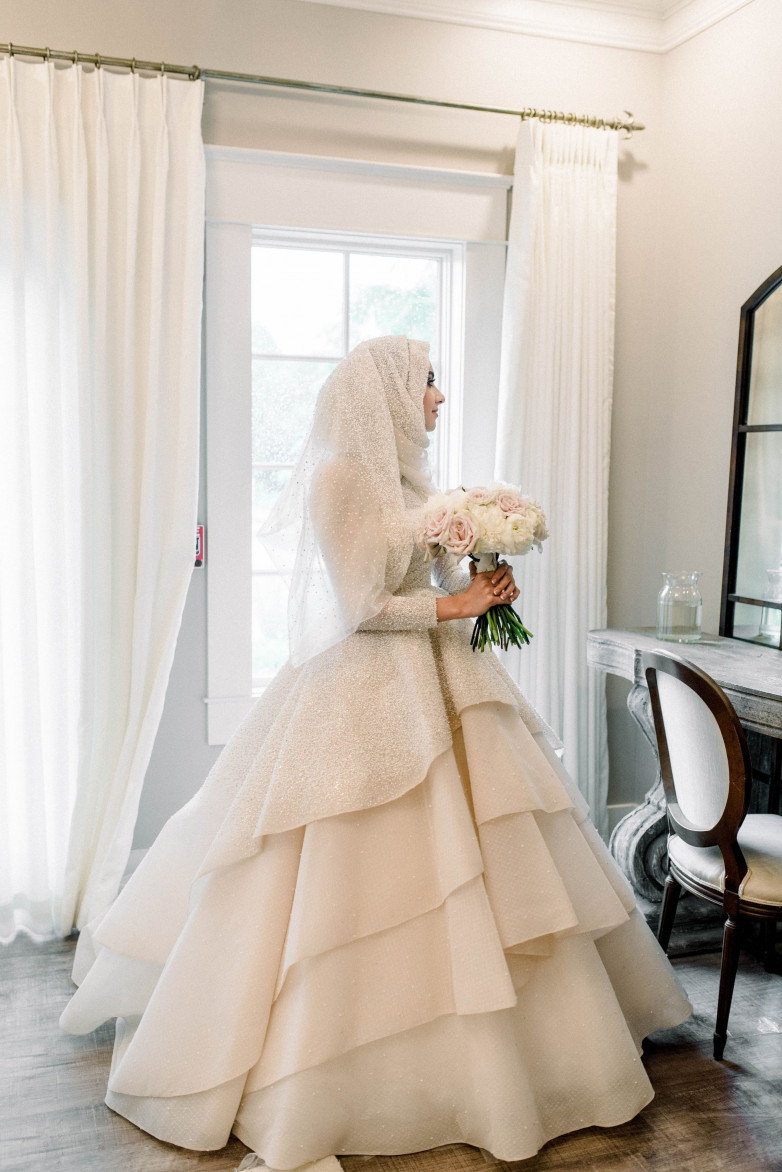 12 Inspirasi Gaun Pengantin Berhijab Putih yang Menawan 12 Inspirasi Gaun Pengantin Berhijab Putih yang Menawan