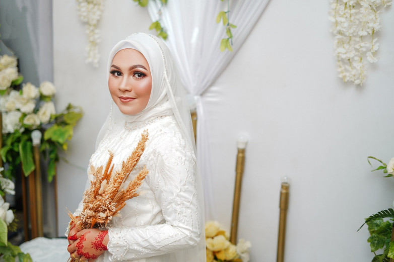 Inspirasi Gaun Pengantin Hijab Putih Modern yang Anggun ...