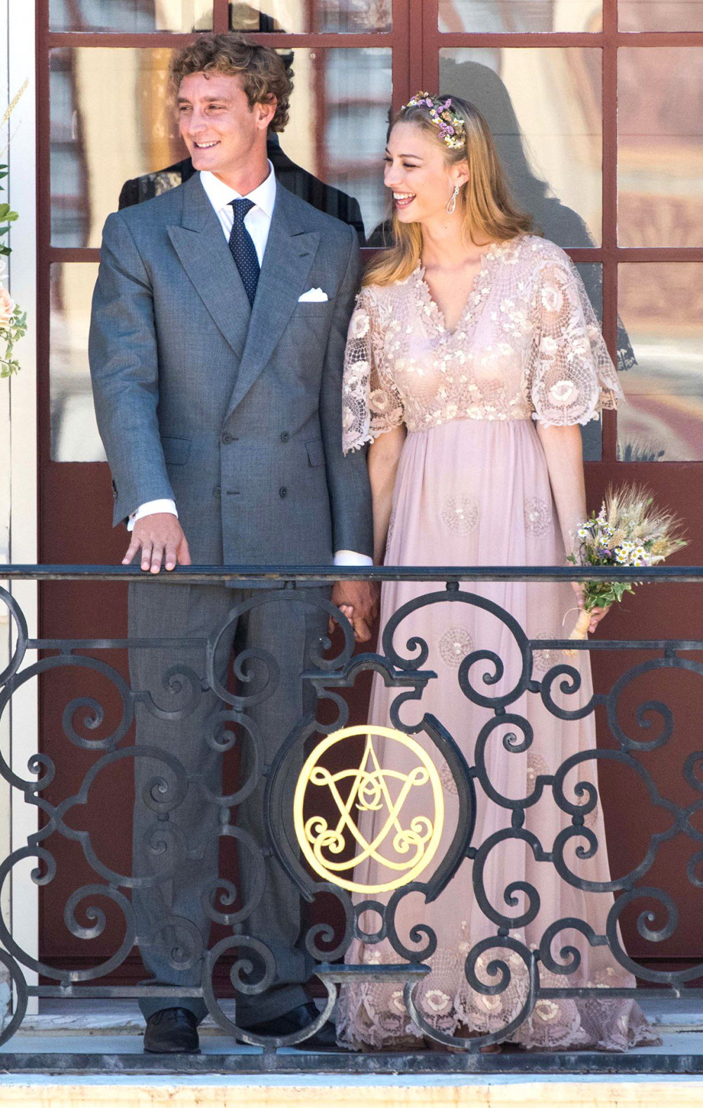 8 Selebriti Hollywood yang Memakai Gaun Pengantin Warna ...